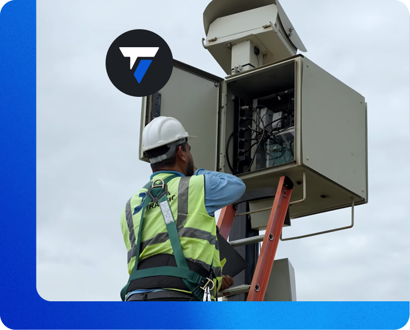 Técnico em campo com equipamento de fiscalização homologado